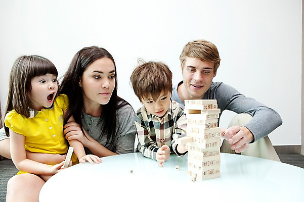 포토 JPG 서양인 외국인 해외기획촬영 라이프스타일 여자 2011년태국 남자 딸 행복 아들 어린이 포즈 거실 가족 놀이 탁자 엄마 실내 사랑 웃음 사람 앉기 소녀 소년 여러명 상반신 성인 라이프 30대 귀여움 외침 게임 자녀 체험 아빠 즐거움 보드게임 가정학습 젠가 국내포토 교육 감정 가구 다수 컨셉 관계 모션 표정 인종 내부 생활 장년 놀이용품 소리 파일형식