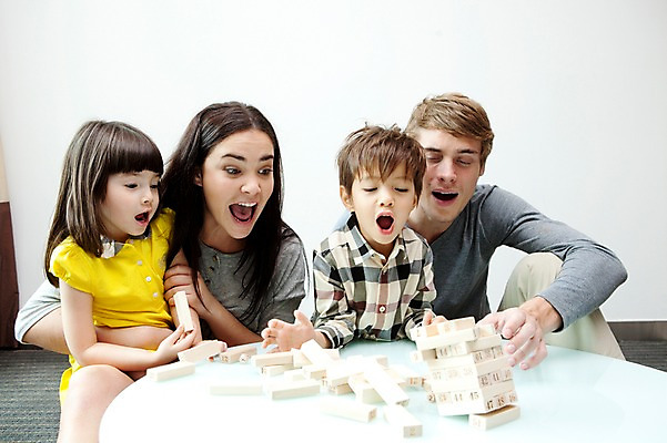 포토 JPG 서양인 외국인 해외기획촬영 라이프스타일 여자 2011년태국 남자 딸 행복 아들 어린이 포즈 거실 가족 놀이 탁자 엄마 실내 사랑 웃음 사람 앉기 소녀 소년 여러명 상반신 성인 라이프 30대 귀여움 게임 자녀 체험 아빠 즐거움 보드게임 가정학습 젠가 넘어짐 쓰러짐 국내포토 교육 감정 가구 다수 컨셉 관계 모션 표정 인종 내부 생활 장년 놀이용품 파일형식