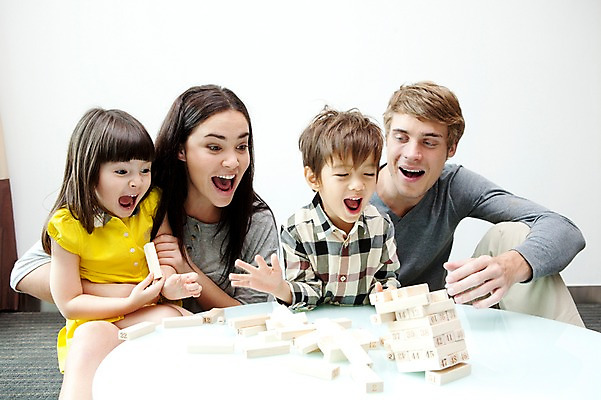 포토 JPG 서양인 외국인 해외기획촬영 라이프스타일 여자 2011년태국 남자 딸 행복 아들 어린이 포즈 거실 가족 놀이 탁자 엄마 실내 사랑 웃음 사람 앉기 소녀 소년 여러명 상반신 성인 라이프 30대 귀여움 외침 게임 자녀 체험 아빠 즐거움 보드게임 가정학습 젠가 넘어짐 쓰러짐 국내포토 교육 감정 가구 다수 컨셉 관계 모션 표정 인종 내부 생활 장년 놀이용품 소리 파일형식