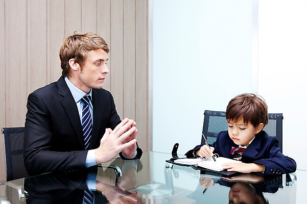 포토 JPG 서양인 외국인 해외기획촬영 라이프스타일 2011년태국 남자 아들 어린이 포즈 의자 비즈니스 놀이 탁자 문구용품 실내 들기 사람 앉기 정장 손짓 소년 상반신 성인 두명 라이프 30대 다이어리 자녀 메모지 체험 아빠 상사 키즈비즈니스 부하 역할놀이 남자만 국내포토 옷 가구 컨셉 가족 모션 인종 내부 생활 장년 사무용품 오브젝트 파일형식