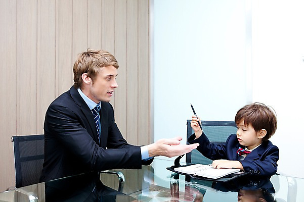 포토 JPG 서양인 외국인 해외기획촬영 라이프스타일 2011년태국 남자 아들 어린이 포즈 의자 비즈니스 놀이 탁자 문구용품 실내 들기 사람 앉기 정장 손짓 소년 상반신 성인 두명 라이프 30대 다이어리 자녀 메모지 체험 아빠 상사 키즈비즈니스 부하 역할놀이 남자만 국내포토 옷 가구 컨셉 가족 모션 인종 내부 생활 장년 사무용품 오브젝트 파일형식