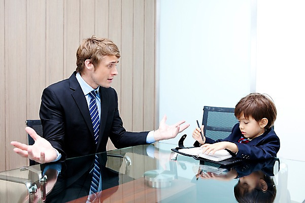 포토 JPG 서양인 외국인 해외기획촬영 라이프스타일 2011년태국 남자 아들 어린이 포즈 의자 비즈니스 놀이 탁자 문구용품 실내 들기 사람 앉기 정장 손짓 소년 상반신 성인 두명 라이프 30대 다이어리 자녀 메모지 체험 아빠 상사 키즈비즈니스 부하 역할놀이 남자만 국내포토 옷 가구 컨셉 가족 모션 인종 내부 생활 장년 사무용품 오브젝트 파일형식