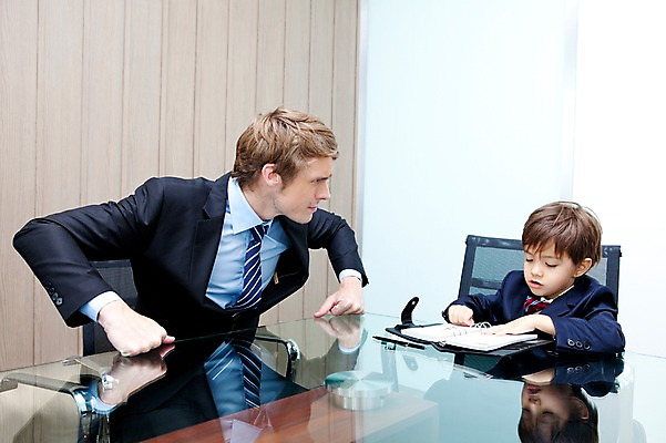 포토 JPG 서양인 외국인 해외기획촬영 라이프스타일 2011년태국 남자 아들 어린이 포즈 의자 비즈니스 놀이 탁자 문구용품 실내 들기 사람 앉기 정장 소년 상반신 성인 두명 라이프 30대 다이어리 자녀 메모지 체험 아빠 상사 키즈비즈니스 부하 역할놀이 남자만 국내포토 옷 가구 컨셉 가족 모션 인종 내부 생활 장년 사무용품 오브젝트 파일형식