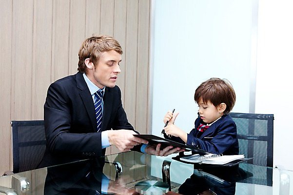 포토 JPG 서양인 외국인 해외기획촬영 라이프스타일 2011년태국 남자 아들 어린이 포즈 의자 비즈니스 놀이 탁자 문구용품 실내 들기 사람 앉기 정장 소년 상반신 성인 두명 라이프 30대 다이어리 자녀 메모지 체험 아빠 상사 키즈비즈니스 부하 결재 결재판 서명 서류판 역할놀이 남자만 국내포토 옷 가구 컨셉 가족 모션 인종 내부 생활 장년 사무용품 오브젝트 파일형식