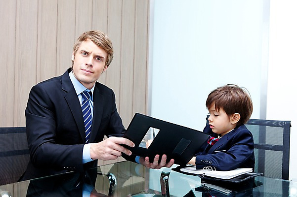 포토 JPG 서양인 외국인 해외기획촬영 라이프스타일 2011년태국 남자 아들 어린이 포즈 의자 비즈니스 놀이 탁자 문구용품 실내 들기 사람 앉기 정장 소년 상반신 성인 두명 라이프 30대 다이어리 자녀 메모지 체험 아빠 상사 키즈비즈니스 부하 결재 결재판 서명 서류판 역할놀이 남자만 국내포토 옷 가구 컨셉 가족 모션 인종 내부 생활 장년 사무용품 오브젝트 파일형식