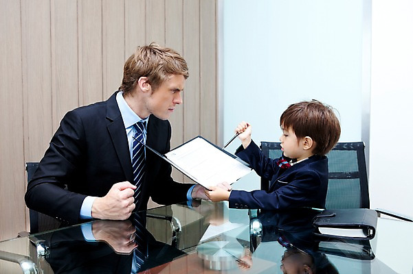 포토 JPG 서양인 외국인 해외기획촬영 라이프스타일 2011년태국 남자 아들 어린이 포즈 의자 비즈니스 놀이 탁자 문구용품 실내 들기 사람 앉기 정장 소년 상반신 성인 두명 라이프 30대 다이어리 자녀 메모지 체험 아빠 상사 키즈비즈니스 부하 결재 결재판 서명 서류판 역할놀이 남자만 국내포토 옷 가구 컨셉 가족 모션 인종 내부 생활 장년 사무용품 오브젝트 파일형식