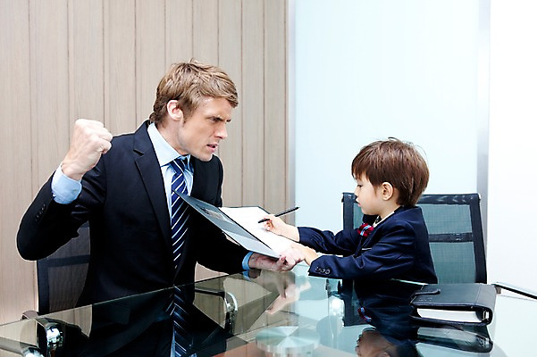 포토 JPG 서양인 외국인 해외기획촬영 라이프스타일 2011년태국 남자 아들 어린이 포즈 의자 비즈니스 놀이 탁자 문구용품 실내 들기 사람 앉기 정장 소년 상반신 성인 두명 라이프 30대 다이어리 자녀 메모지 체험 아빠 상사 키즈비즈니스 부하 결재 결재판 서명 서류판 역할놀이 남자만 국내포토 옷 가구 컨셉 가족 모션 인종 내부 생활 장년 사무용품 오브젝트 파일형식