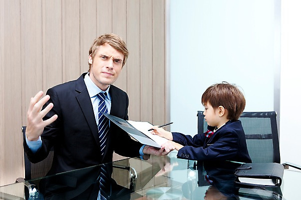 포토 JPG 서양인 외국인 해외기획촬영 라이프스타일 2011년태국 남자 아들 어린이 포즈 의자 비즈니스 놀이 탁자 문구용품 실내 들기 사람 앉기 정장 소년 상반신 성인 두명 라이프 30대 다이어리 자녀 메모지 체험 아빠 상사 키즈비즈니스 부하 결재 결재판 서명 서류판 역할놀이 남자만 국내포토 옷 가구 컨셉 가족 모션 인종 내부 생활 장년 사무용품 오브젝트 파일형식