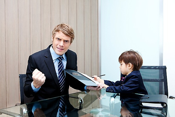 포토 JPG 서양인 외국인 해외기획촬영 라이프스타일 2011년태국 남자 아들 어린이 포즈 의자 비즈니스 놀이 탁자 성공 문구용품 실내 들기 사람 앉기 정장 손짓 소년 상반신 성인 두명 라이프 30대 다이어리 기쁨 자녀 메모지 체험 아빠 상사 키즈비즈니스 부하 결재 결재판 서명 서류판 역할놀이 남자만 국내포토 옷 감정 가구 컨셉 가족 모션 인종 내부 생활 장년 사무용품 오브젝트 파일형식