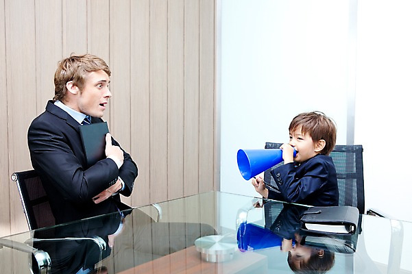 포토 JPG 서양인 외국인 해외기획촬영 라이프스타일 2011년태국 남자 아들 어린이 포즈 의자 비즈니스 놀이 탁자 문구용품 실내 들기 사람 앉기 정장 소년 상반신 성인 두명 라이프 30대 다이어리 확성기 외침 자녀 메모지 체험 아빠 상사 키즈비즈니스 부하 역할놀이 남자만 국내포토 옷 가구 컨셉 가족 모션 인종 내부 생활 장년 사무용품 소리 오브젝트 파일형식