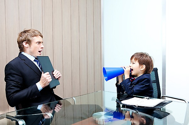 포토 JPG 서양인 외국인 해외기획촬영 라이프스타일 2011년태국 남자 아들 어린이 포즈 의자 비즈니스 놀이 탁자 문구용품 실내 들기 사람 앉기 정장 소년 상반신 성인 두명 라이프 30대 다이어리 확성기 외침 자녀 메모지 체험 아빠 상사 즐거움 키즈비즈니스 부하 역할놀이 남자만 국내포토 옷 감정 가구 컨셉 가족 모션 인종 내부 생활 장년 사무용품 소리 오브젝트 파일형식