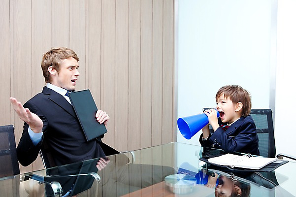 포토 JPG 서양인 외국인 해외기획촬영 라이프스타일 2011년태국 남자 아들 어린이 포즈 의자 비즈니스 놀이 탁자 문구용품 실내 들기 사람 앉기 정장 손짓 소년 상반신 성인 두명 라이프 30대 다이어리 확성기 놀람 외침 자녀 메모지 체험 아빠 상사 키즈비즈니스 부하 결재판 서류판 역할놀이 남자만 국내포토 옷 감정 가구 컨셉 가족 모션 표정 인종 내부 생활 장년 사무용품 소리 오브젝트 결재 파일형식