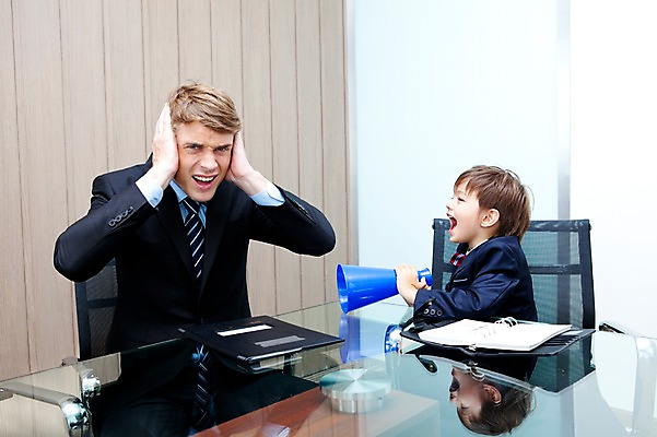 포토 JPG 서양인 외국인 해외기획촬영 라이프스타일 2011년태국 남자 아들 어린이 포즈 의자 비즈니스 놀이 탁자 문구용품 실내 웃음 사람 앉기 정장 손짓 소년 상반신 성인 두명 라이프 30대 다이어리 확성기 외침 자녀 메모지 체험 찡그림 아빠 상사 귀막기 즐거움 괴로움 키즈비즈니스 부하 시끄러움 결재판 서류판 역할놀이 남자만 국내포토 옷 감정 가구 컨셉 가족 모션 표정 인종 내부 생활 장년 사무용품 소리 오브젝트 결재 파일형식