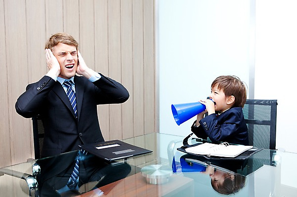 포토 JPG 서양인 외국인 해외기획촬영 라이프스타일 2011년태국 남자 아들 어린이 포즈 의자 비즈니스 놀이 탁자 문구용품 실내 들기 사람 앉기 정장 손짓 소년 상반신 성인 두명 라이프 30대 다이어리 확성기 외침 자녀 메모지 체험 찡그림 아빠 상사 귀막기 괴로움 키즈비즈니스 부하 시끄러움 결재판 서류판 역할놀이 남자만 국내포토 옷 감정 가구 컨셉 가족 모션 표정 인종 내부 생활 장년 사무용품 소리 오브젝트 결재 파일형식