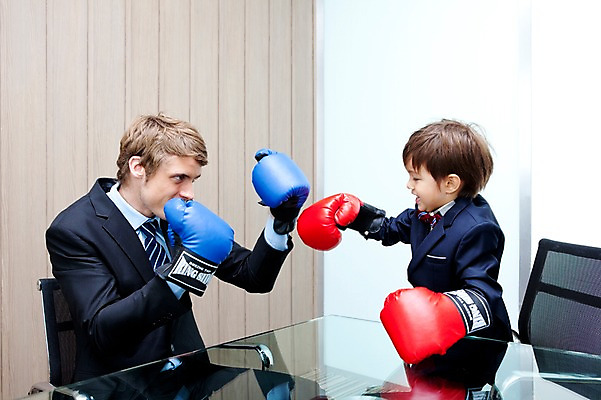 포토 JPG 서양인 외국인 해외기획촬영 라이프스타일 2011년태국 남자 아들 어린이 포즈 의자 비즈니스 놀이 탁자 실내 사람 앉기 정장 소년 상반신 성인 두명 라이프 30대 경쟁 권투 글러브 자녀 권투글러브 체험 아빠 상사 키즈비즈니스 싸움 부하 권투용품 역할놀이 남자만 국내포토 옷 스포츠용품 가구 장갑 컨셉 가족 모션 인종 내부 생활 장년 격투기 파일형식