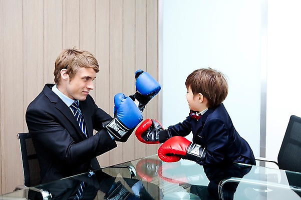 포토 JPG 서양인 외국인 해외기획촬영 라이프스타일 2011년태국 남자 아들 어린이 포즈 의자 비즈니스 놀이 탁자 실내 사람 앉기 정장 소년 상반신 성인 두명 라이프 30대 경쟁 권투 글러브 자녀 권투글러브 체험 아빠 상사 키즈비즈니스 싸움 부하 권투용품 역할놀이 남자만 국내포토 옷 스포츠용품 가구 장갑 컨셉 가족 모션 인종 내부 생활 장년 격투기 파일형식