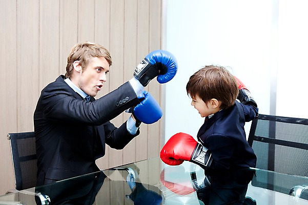 포토 JPG 서양인 외국인 해외기획촬영 라이프스타일 2011년태국 남자 아들 어린이 포즈 의자 비즈니스 놀이 탁자 실내 사람 앉기 정장 소년 상반신 성인 두명 라이프 30대 경쟁 권투 글러브 자녀 권투글러브 체험 아빠 상사 키즈비즈니스 싸움 부하 권투용품 역할놀이 남자만 국내포토 옷 스포츠용품 가구 장갑 컨셉 가족 모션 인종 내부 생활 장년 격투기 파일형식