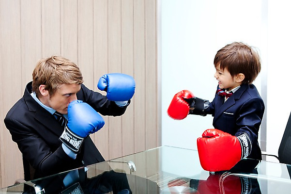 포토 JPG 서양인 외국인 해외기획촬영 라이프스타일 2011년태국 남자 아들 어린이 포즈 의자 비즈니스 놀이 탁자 실내 사람 앉기 정장 소년 상반신 성인 두명 라이프 30대 경쟁 권투 글러브 자녀 권투글러브 체험 아빠 상사 키즈비즈니스 싸움 부하 권투용품 역할놀이 남자만 국내포토 옷 스포츠용품 가구 장갑 컨셉 가족 모션 인종 내부 생활 장년 격투기 파일형식
