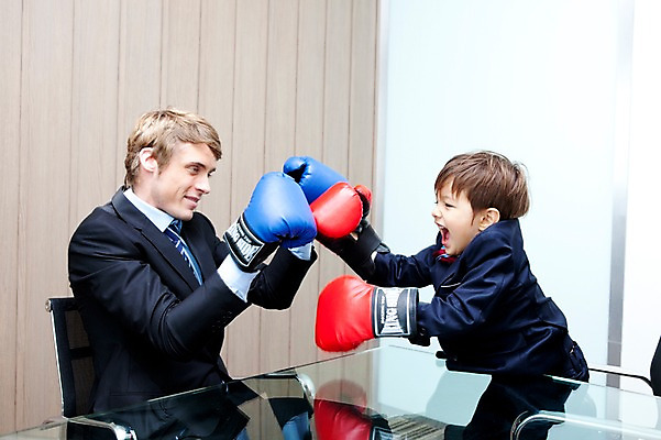 포토 JPG 서양인 외국인 해외기획촬영 라이프스타일 2011년태국 남자 아들 어린이 포즈 의자 비즈니스 놀이 탁자 실내 사람 앉기 정장 소년 상반신 성인 두명 라이프 30대 경쟁 권투 글러브 자녀 권투글러브 체험 아빠 상사 즐거움 키즈비즈니스 싸움 부하 권투용품 역할놀이 남자만 국내포토 옷 감정 스포츠용품 가구 장갑 컨셉 가족 모션 인종 내부 생활 장년 격투기 파일형식