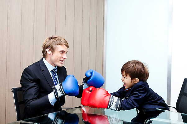 포토 JPG 서양인 외국인 해외기획촬영 라이프스타일 2011년태국 남자 아들 어린이 포즈 의자 비즈니스 놀이 탁자 실내 사람 앉기 정장 소년 상반신 성인 두명 라이프 30대 경쟁 권투 글러브 자녀 권투글러브 체험 아빠 상사 키즈비즈니스 싸움 부하 권투용품 역할놀이 남자만 국내포토 옷 스포츠용품 가구 장갑 컨셉 가족 모션 인종 내부 생활 장년 격투기 파일형식