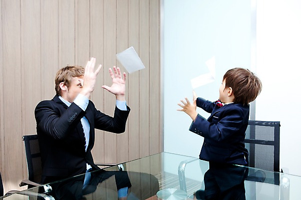 포토 JPG 서양인 외국인 해외기획촬영 라이프스타일 2011년태국 남자 종이 아들 어린이 포즈 의자 비즈니스 놀이 탁자 날리기 실내 사람 앉기 정장 소년 상반신 성인 두명 라이프 30대 자녀 체험 던지기 아빠 상사 문서 키즈비즈니스 부하 역할놀이 남자만 국내포토 옷 가구 컨셉 가족 모션 인종 내부 생활 장년 파일형식