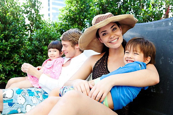 포토 JPG 서양인 외국인 나무 식물 해외기획촬영 모자 라이프스타일 잡화 여자 2011년태국 남자 수영복 딸 행복 아들 어린이 포즈 의자 가족 모션 엄마 야외수영장 수영장 사랑 미소 웃음 사람 앉기 소녀 소년 여러명 상반신 성인 야외 라이프 30대 귀여움 자녀 아빠 즐거움 선베드 국내포토 옷 감정 가구 다수 컨셉 관계 표정 인종 생활 장년 파일형식