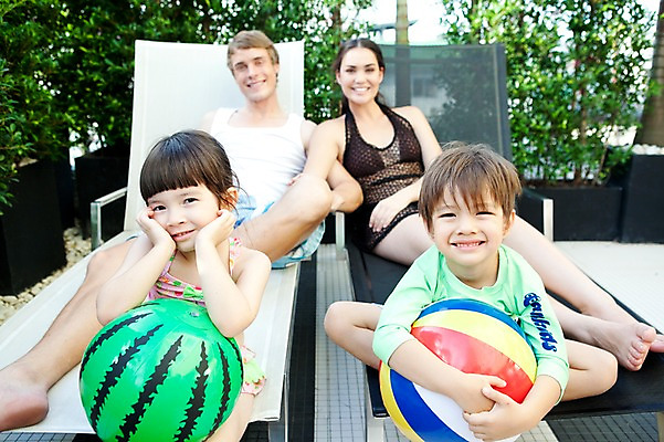 포토 JPG 서양인 외국인 나무 식물 해외기획촬영 라이프스타일 여자 2011년태국 남자 수영복 딸 행복 아들 어린이 포즈 의자 공 가족 엄마 야외수영장 수영장 사랑 웃음 들기 사람 앉기 소녀 소년 여러명 상반신 성인 라이프 30대 귀여움 자녀 아빠 비치볼 즐거움 선베드 국내포토 옷 감정 가구 다수 컨셉 관계 모션 바캉스용품 표정 인종 생활 장년 파일형식