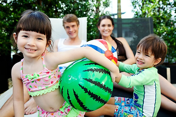 포토 JPG 서양인 외국인 나무 식물 해외기획촬영 라이프스타일 여자 2011년태국 남자 수영복 딸 행복 아들 어린이 포즈 의자 공 가족 엄마 야외수영장 수영장 사랑 웃음 들기 사람 앉기 소녀 소년 여러명 상반신 성인 라이프 30대 귀여움 자녀 아빠 비치볼 즐거움 선베드 국내포토 옷 감정 가구 다수 컨셉 관계 모션 바캉스용품 표정 인종 생활 장년 파일형식