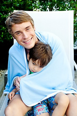 포토 JPG 서양인 외국인 나무 식물 해외기획촬영 라이프스타일 2011년태국 남자 수영복 행복 아들 어린이 포즈 의자 가족 안기 야외수영장 수영장 사랑 웃음 사람 앉기 소년 상반신 성인 두명 라이프 30대 수건 귀여움 자녀 아빠 즐거움 선베드 남자만 국내포토 옷 감정 가구 컨셉 관계 모션 표정 인종 생활 장년 위생용품 파일형식