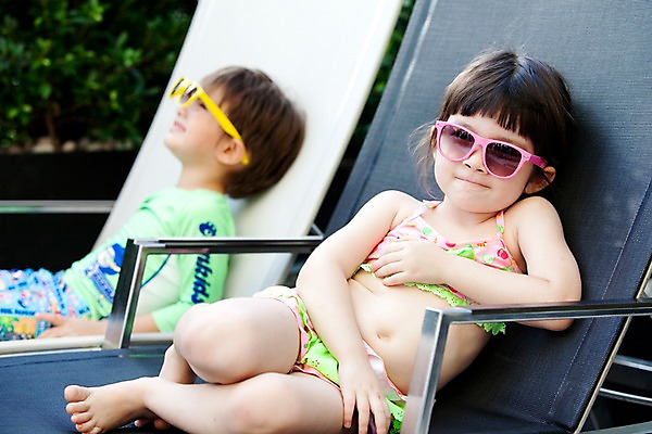 포토 JPG 서양인 외국인 해외기획촬영 라이프스타일 여자 2011년태국 남자 수영복 딸 아들 어린이 포즈 의자 가족 야외수영장 수영장 사람 앉기 소녀 소년 상반신 두명 라이프 선글라스 자녀 선베드 어린이만 국내포토 옷 안경 가구 관계 모션 인종 생활 파일형식