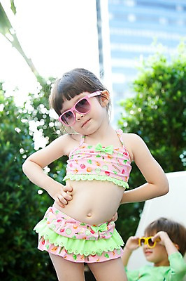 포토 JPG 서양인 외국인 나무 식물 해외기획촬영 라이프스타일 여자 2011년태국 수영복 딸 어린이 포즈 의자 가족 야외수영장 수영장 서기 사람 소녀 상반신 두명 건물 라이프 선글라스 자녀 선베드 여자만 어린이만 국내포토 건축물 옷 안경 가구 관계 모션 인종 생활 파일형식