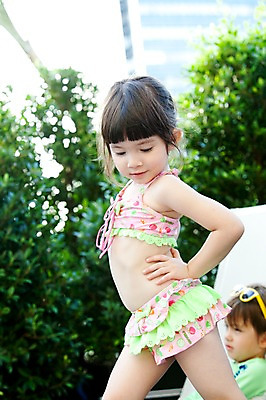 포토 JPG 서양인 외국인 나무 식물 해외기획촬영 라이프스타일 여자 2011년태국 남자 수영복 딸 아들 어린이 포즈 의자 가족 야외수영장 수영장 서기 사람 소녀 상반신 두명 건물 라이프 자녀 어린이만 국내포토 건축물 옷 가구 관계 모션 인종 생활 파일형식