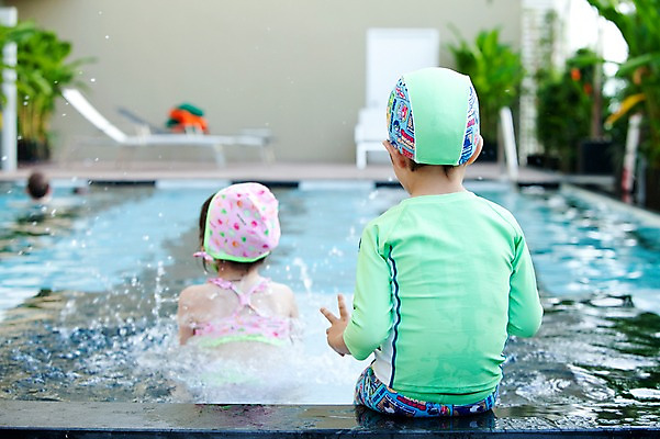 포토 JPG 서양인 외국인 나무 식물 해외기획촬영 라이프스타일 여자 2011년태국 남자 수영복 딸 아들 어린이 포즈 의자 가족 물놀이 놀이 야외수영장 수영장 사람 앉기 소년 상반신 두명 라이프 뒷모습 수영 자녀 즐거움 수영모 어린이만 국내포토 옷 감정 뷰포인트 가구 관계 모션 인종 생활 수상스포츠 수영용품 파일형식