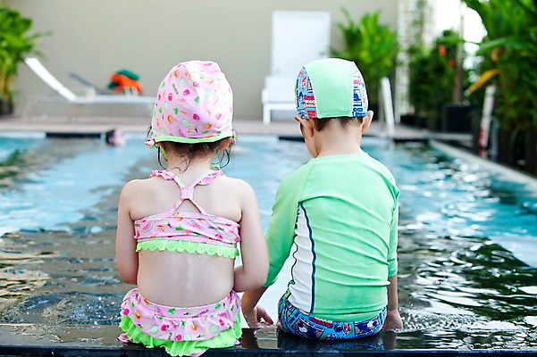 포토 JPG 서양인 외국인 나무 식물 해외기획촬영 라이프스타일 여자 2011년태국 남자 수영복 딸 아들 어린이 포즈 의자 가족 물놀이 놀이 야외수영장 수영장 사람 앉기 소녀 소년 상반신 두명 라이프 뒷모습 수영 자녀 즐거움 수영모 어린이만 국내포토 옷 감정 뷰포인트 가구 관계 모션 인종 생활 수상스포츠 수영용품 파일형식