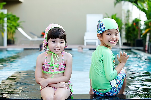 포토 JPG 서양인 외국인 나무 식물 해외기획촬영 라이프스타일 여자 2011년태국 남자 수영복 딸 아들 어린이 포즈 의자 가족 물놀이 놀이 야외수영장 수영장 웃음 사람 앉기 소녀 소년 상반신 두명 라이프 수영 자녀 뒤돌아보기 즐거움 수영모 어린이만 국내포토 옷 감정 가구 관계 모션 표정 인종 생활 수상스포츠 수영용품 파일형식