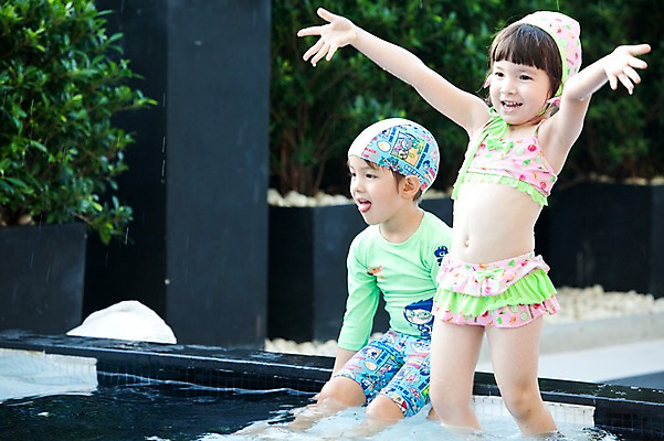 포토 JPG 서양인 외국인 나무 식물 해외기획촬영 라이프스타일 여자 2011년태국 남자 수영복 딸 아들 어린이 포즈 의자 가족 물놀이 놀이 팔벌리기 야외수영장 수영장 서기 웃음 사람 소녀 소년 상반신 두명 라이프 수영 자녀 즐거움 수영모 어린이만 국내포토 옷 감정 가구 관계 모션 표정 인종 생활 수상스포츠 수영용품 파일형식