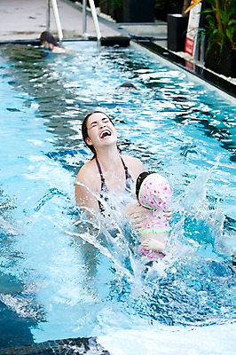 포토 JPG 서양인 외국인 해외기획촬영 라이프스타일 여자 2011년태국 수영복 딸 행복 어린이 포즈 의자 가족 물놀이 놀이 엄마 야외수영장 수영장 사랑 사람 소녀 상반신 성인 두명 라이프 30대 귀여움 수영 자녀 즐거움 수영모 여자만 국내포토 옷 감정 가구 컨셉 관계 인종 생활 장년 수상스포츠 수영용품 파일형식