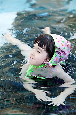 포토 JPG 서양인 외국인 해외기획촬영 라이프스타일 여자 2011년태국 수영복 딸 어린이 포즈 의자 물놀이 놀이 야외수영장 수영장 한명 사람 소녀 상반신 라이프 수영 자녀 즐거움 수영모 여자만 여자한명만 어린이만 소녀한명만 국내포토 1 옷 감정 가구 가족 인종 생활 수상스포츠 수영용품 소녀만 파일형식