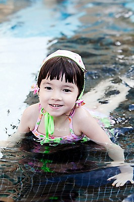 포토 JPG 서양인 외국인 해외기획촬영 라이프스타일 여자 2011년태국 수영복 딸 어린이 포즈 의자 물놀이 놀이 야외수영장 수영장 한명 웃음 사람 소녀 상반신 라이프 수영 자녀 즐거움 수영모 여자만 여자한명만 어린이만 소녀한명만 국내포토 1 옷 감정 가구 가족 표정 인종 생활 수상스포츠 수영용품 소녀만 파일형식