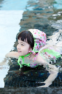 포토 JPG 서양인 외국인 해외기획촬영 라이프스타일 여자 2011년태국 수영복 딸 어린이 포즈 의자 물놀이 놀이 야외수영장 수영장 한명 웃음 사람 소녀 상반신 라이프 수영 자녀 즐거움 수영모 여자만 여자한명만 어린이만 소녀한명만 국내포토 1 옷 감정 가구 가족 표정 인종 생활 수상스포츠 수영용품 소녀만 파일형식