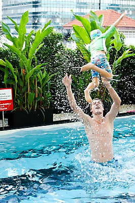 포토 JPG 서양인 외국인 나무 식물 해외기획촬영 라이프스타일 2011년태국 남자 수영복 행복 아들 어린이 포즈 의자 가족 물놀이 놀이 야외수영장 수영장 사랑 사람 소년 상반신 성인 두명 건물 라이프 30대 귀여움 수영 자녀 아빠 즐거움 수영모 남자만 국내포토 건축물 옷 감정 가구 컨셉 관계 인종 생활 장년 수상스포츠 수영용품 파일형식