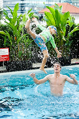 포토 JPG 서양인 외국인 나무 식물 해외기획촬영 라이프스타일 2011년태국 남자 수영복 행복 아들 어린이 포즈 의자 가족 물놀이 놀이 야외수영장 수영장 사랑 사람 소년 상반신 성인 두명 건물 라이프 30대 귀여움 수영 자녀 아빠 물안경 즐거움 수영모 남자만 국내포토 건축물 옷 감정 가구 컨셉 관계 인종 생활 장년 수상스포츠 수영용품 파일형식