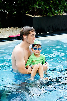 포토 JPG 서양인 외국인 나무 식물 해외기획촬영 라이프스타일 2011년태국 남자 수영복 행복 아들 어린이 포즈 의자 가족 안기 물놀이 놀이 야외수영장 수영장 사랑 사람 소년 상반신 성인 두명 라이프 30대 귀여움 수영 자녀 아빠 물안경 즐거움 수영모 남자만 국내포토 옷 감정 가구 컨셉 관계 모션 인종 생활 장년 수상스포츠 수영용품 파일형식