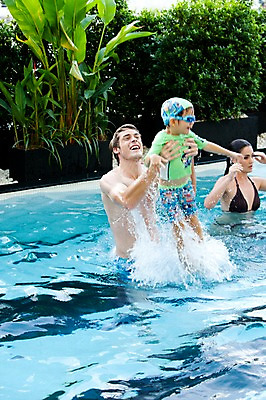 포토 JPG 서양인 외국인 나무 식물 해외기획촬영 라이프스타일 여자 2011년태국 남자 수영복 행복 아들 어린이 포즈 의자 가족 안기 물놀이 놀이 엄마 야외수영장 수영장 사랑 사람 소년 상반신 성인 라이프 세명 30대 귀여움 수영 자녀 아빠 물안경 즐거움 수영모 국내포토 옷 감정 가구 컨셉 관계 모션 인종 생활 장년 수상스포츠 수영용품 파일형식