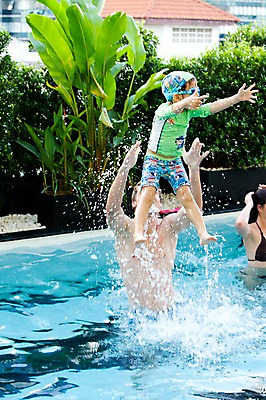 포토 JPG 서양인 외국인 나무 식물 해외기획촬영 라이프스타일 2011년태국 남자 수영복 행복 아들 어린이 포즈 의자 가족 물놀이 놀이 야외수영장 수영장 사랑 사람 소년 상반신 성인 두명 건물 라이프 30대 귀여움 수영 자녀 아빠 물안경 즐거움 수영모 남자만 국내포토 건축물 옷 감정 가구 컨셉 관계 인종 생활 장년 수상스포츠 수영용품 파일형식