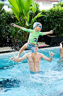 포토 JPG 서양인 외국인 나무 식물 해외기획촬영 라이프스타일 2011년태국 남자 수영복 행복 아들 어린이 포즈 의자 가족 물놀이 놀이 야외수영장 수영장 사랑 사람 소년 상반신 성인 두명 건물 라이프 30대 귀여움 수영 자녀 아빠 물안경 즐거움 수영모 남자만 국내포토 건축물 옷 감정 가구 컨셉 관계 인종 생활 장년 수상스포츠 수영용품 파일형식