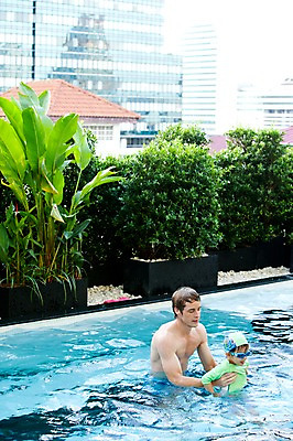 포토 JPG 서양인 외국인 나무 식물 해외기획촬영 라이프스타일 2011년태국 남자 수영복 행복 아들 어린이 포즈 의자 가족 물놀이 놀이 야외수영장 수영장 사랑 사람 소년 상반신 성인 두명 건물 라이프 30대 귀여움 수영 자녀 아빠 물안경 즐거움 수영모 남자만 국내포토 건축물 옷 감정 가구 컨셉 관계 인종 생활 장년 수상스포츠 수영용품 파일형식