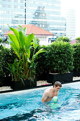 포토 JPG 서양인 외국인 나무 식물 해외기획촬영 라이프스타일 2011년태국 남자 수영복 행복 아들 어린이 포즈 의자 가족 물놀이 놀이 야외수영장 수영장 사랑 사람 상반신 성인 두명 건물 라이프 30대 귀여움 수영 자녀 아빠 즐거움 수영모 남자만 국내포토 건축물 옷 감정 가구 컨셉 관계 인종 생활 장년 수상스포츠 수영용품 파일형식