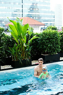 포토 JPG 서양인 외국인 나무 식물 해외기획촬영 라이프스타일 2011년태국 남자 수영복 행복 아들 어린이 포즈 의자 가족 물놀이 놀이 야외수영장 수영장 사랑 사람 상반신 성인 두명 건물 라이프 30대 귀여움 수영 자녀 아빠 물안경 즐거움 수영모 남자만 국내포토 건축물 옷 감정 가구 컨셉 관계 인종 생활 장년 수상스포츠 수영용품 파일형식