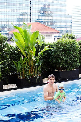 포토 JPG 서양인 외국인 나무 식물 해외기획촬영 라이프스타일 2011년태국 남자 수영복 행복 아들 어린이 포즈 의자 가족 물놀이 놀이 야외수영장 수영장 사랑 사람 소년 상반신 성인 두명 건물 라이프 30대 귀여움 수영 자녀 아빠 물안경 즐거움 수영모 남자만 국내포토 건축물 옷 감정 가구 컨셉 관계 인종 생활 장년 수상스포츠 수영용품 파일형식